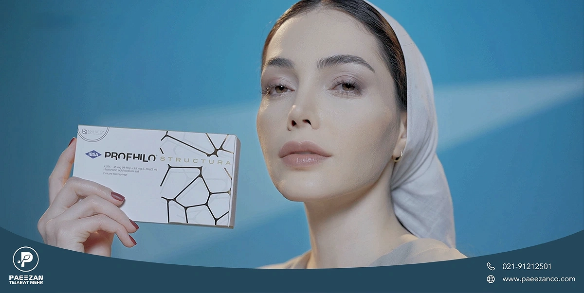 معرفی نمایندگی فروش ژل پروفایلو در ایران 2 عکس دختری که جعبه پروفایلو استراکچورا را در دست گرفته است