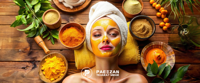 عکس یک دختر که در میان ادویه جات و مواد غذایی مختلف خوابیده و روی صورتش ماسک جوانساز گذاشته و یک حوله روی موهایش بسته است