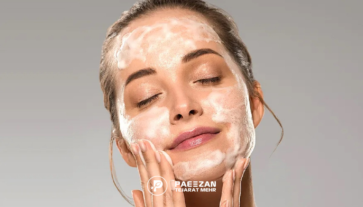 دختری که به صورت خود کف مالیده است و مشغول شستن صورت خود است
