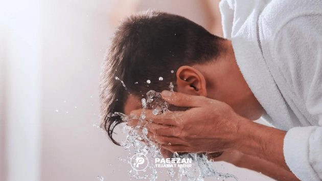 مردی که به صورت خود آب می زند و صورتش را می شوید