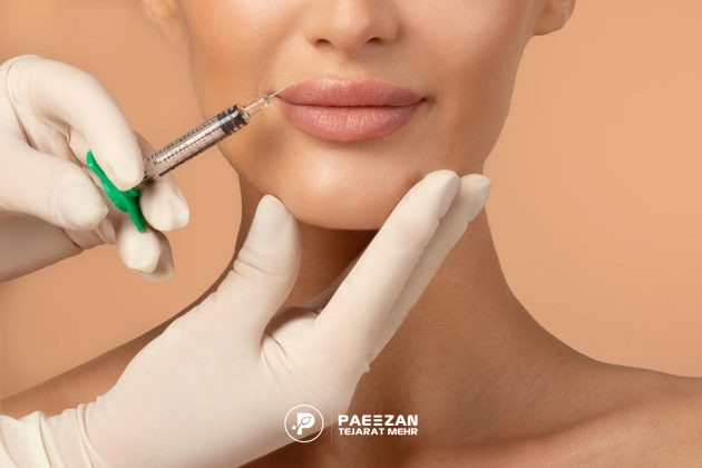 صورت دختری که پزشک یک سرنگ را نزدیک لب بالای او نگه داشته است