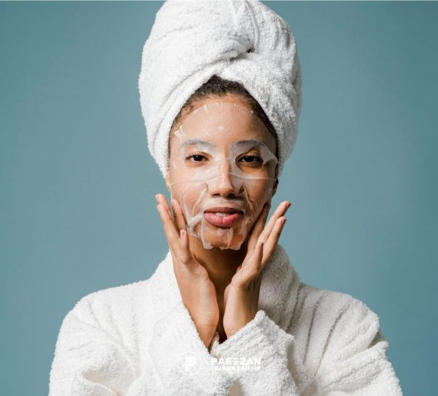بهترین روش برای تقویت کلاژن سازی پوست چیست؟ 3 دختری که حوله به تن دارد و موهایش را حوله بسته است و ماسک روی پوستش است