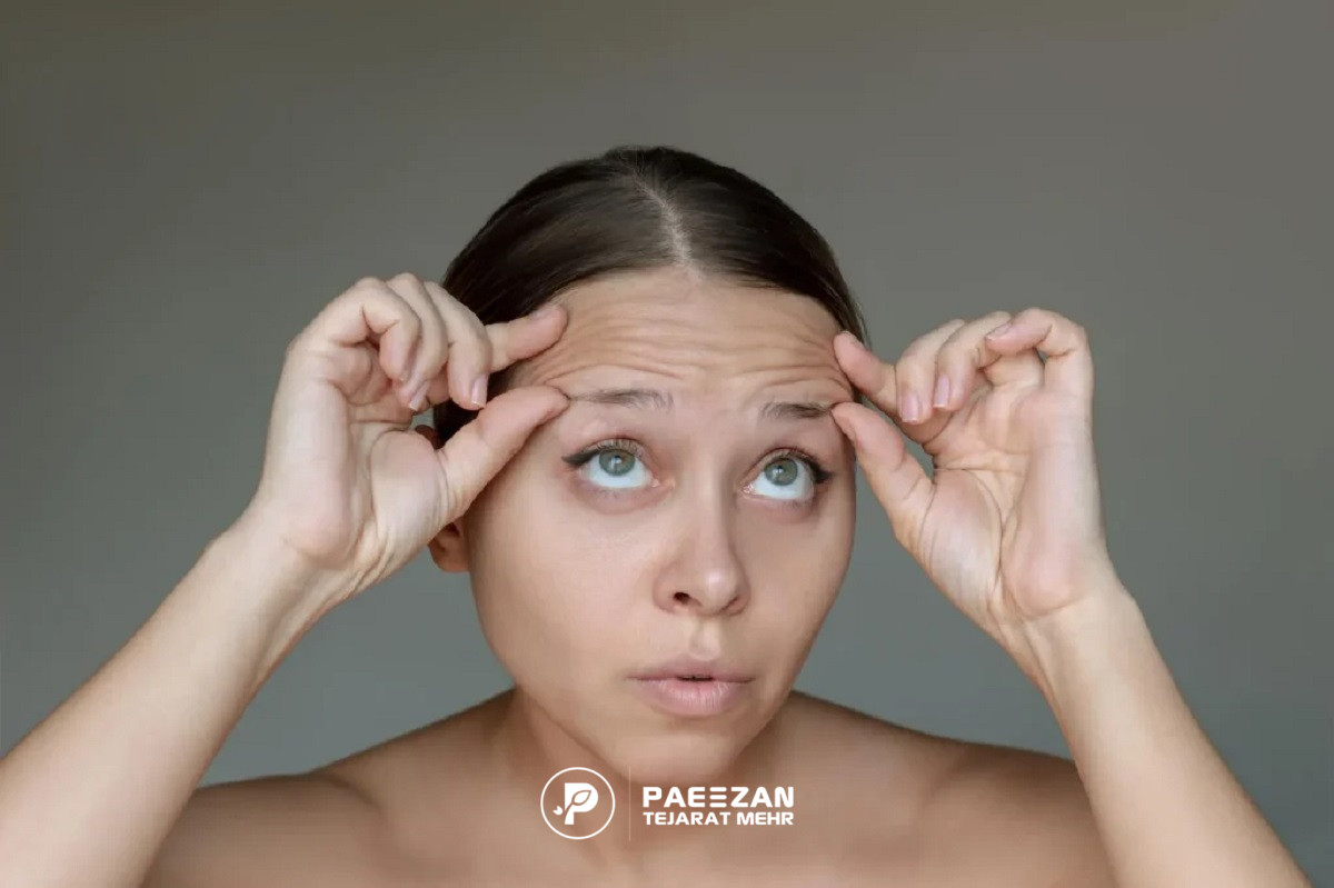 دختری که به بالا نگاه می کند و روی پیشانی او چروک افتاده است