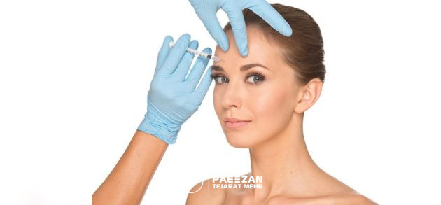 عکس سه رخ از صورت دختر که پزشکی به پیشانی او بوتاکس تزریق می کند