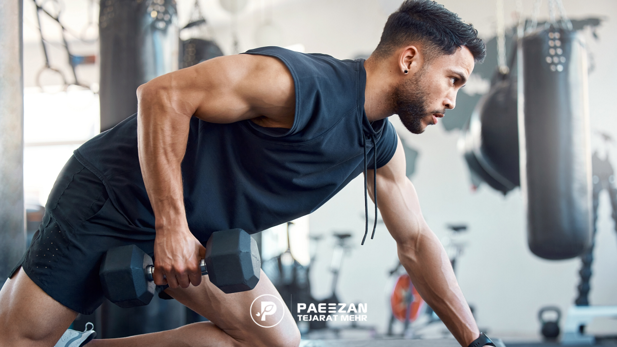 مرد جوان در حال تمرین بدنسازی