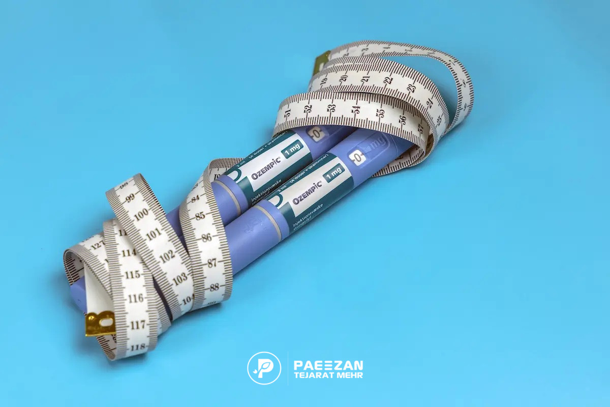 دو آمپول اوزمپیک که دور آن متر اندازه گیری پیچیده شده است