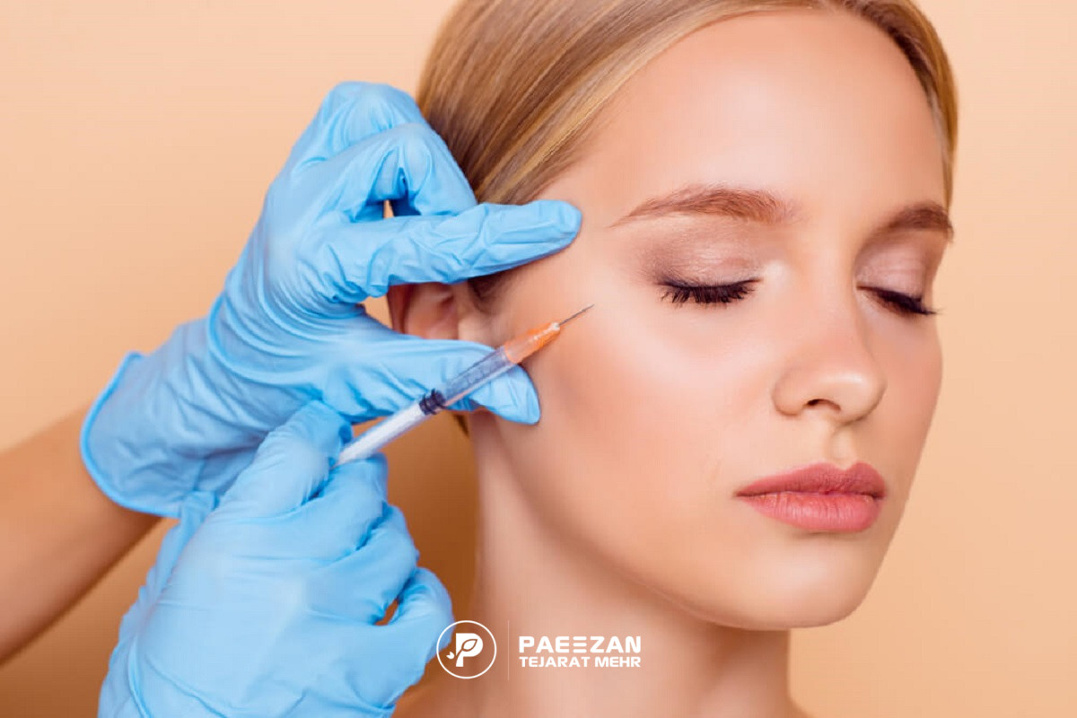 دختری که چشم خود را بسته و پزشک به صورت او پروفایلو تزریق می کند