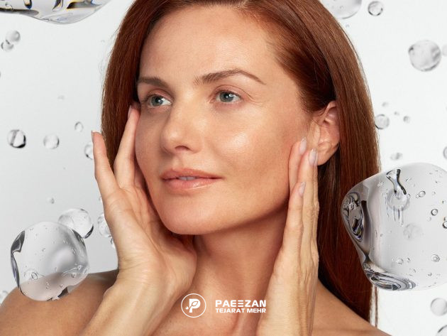 زنی که دو طرف صورت خود را لمس کرده است