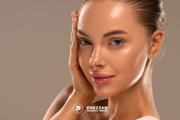 دختری که دستش را روی سمت راست صورتش گذاشته است