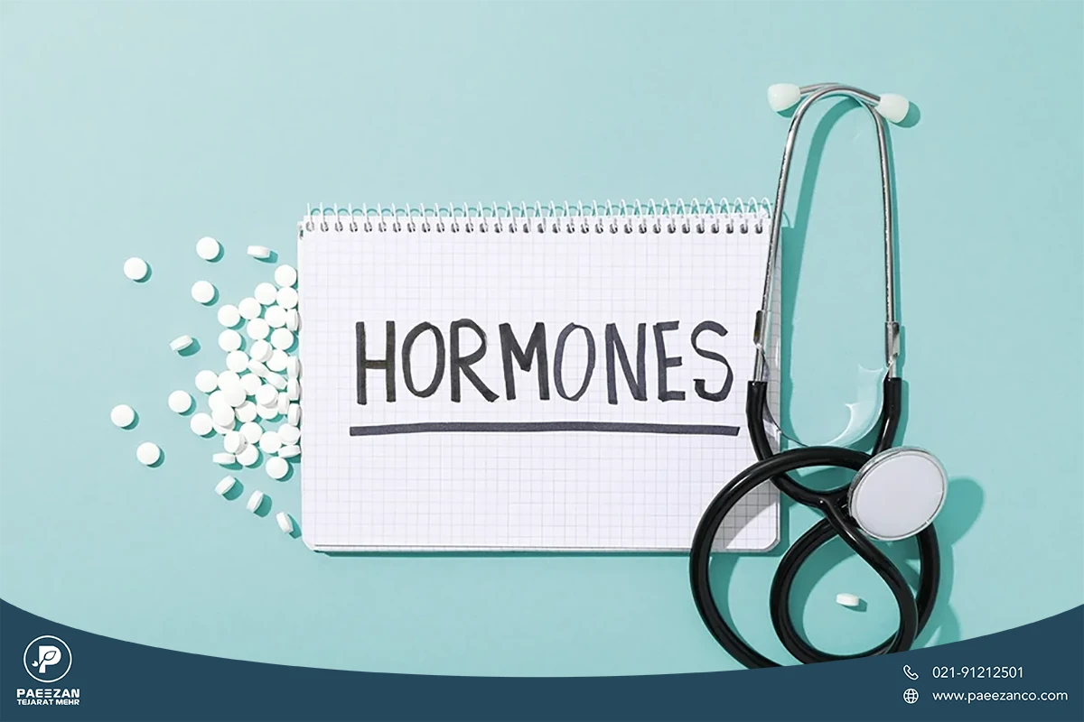 یک گوشی پزشکی در کنار یک کاغذ که روی آن کلمه Hormones نوشته شده