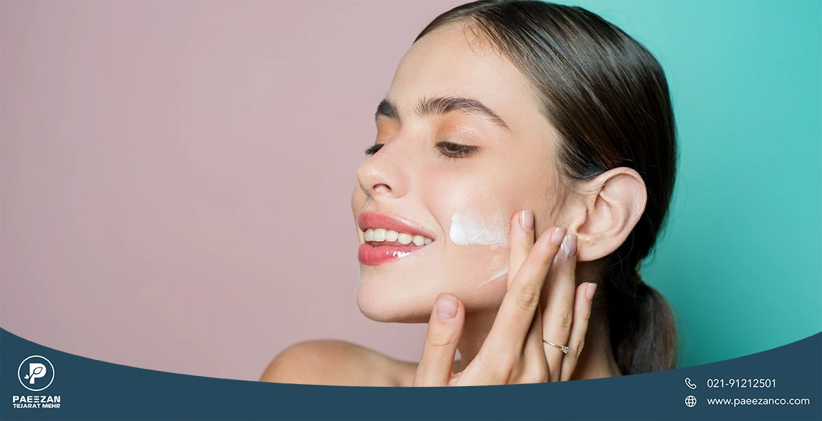 دختری که با کرم صورت خود را آبرسانی می کند