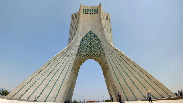 عکس برج آزادی در منطقه غرب تهران
