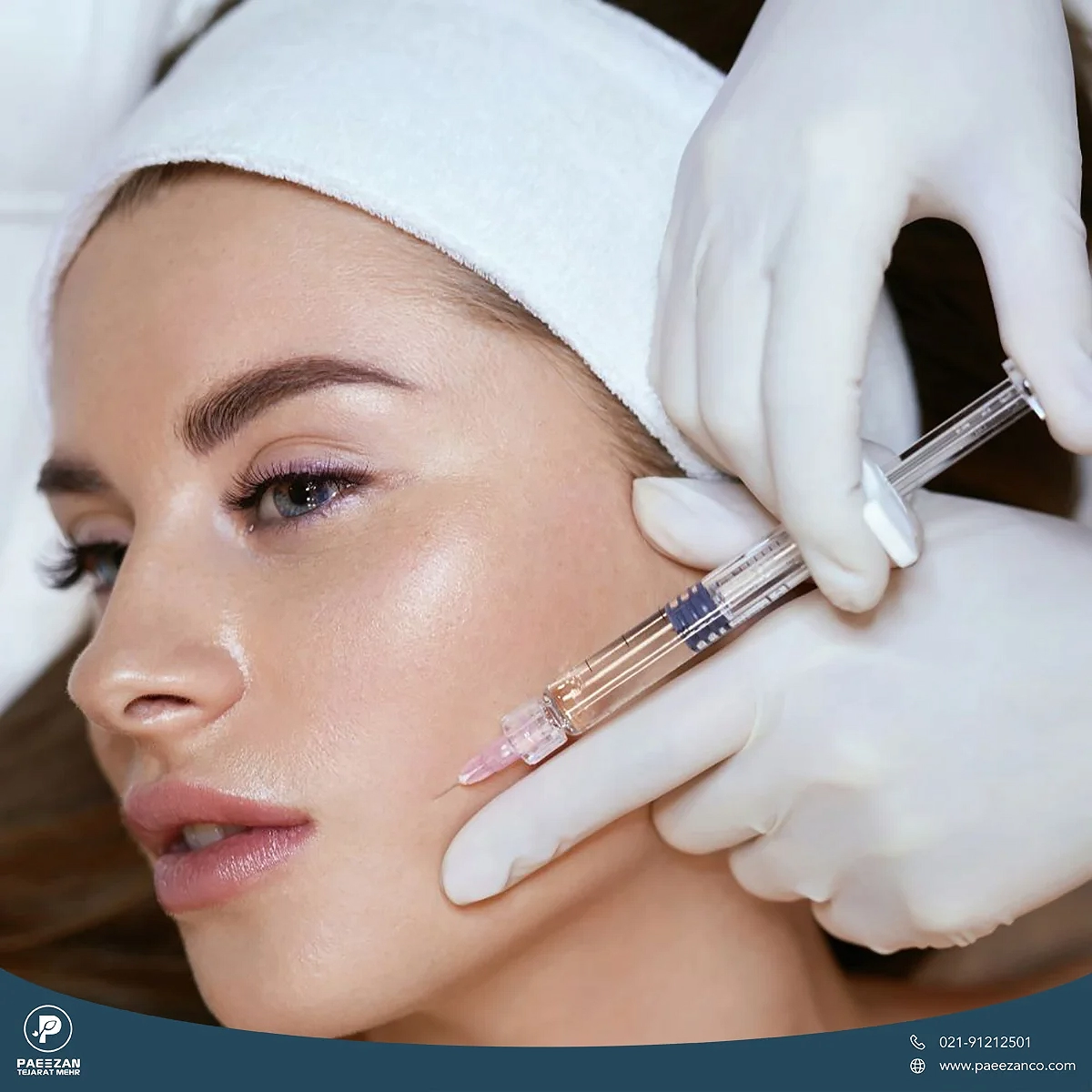 دختری که صورت خود را به یک طرف متمایل کرده و پزشک در حال تزریق پروفایلو به صورت او است