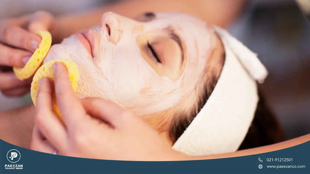 دختری که چشم هایش بسته است و روی صورتش ماسک گذاشته و فیشالیست صورت او را ماساژ می دهد