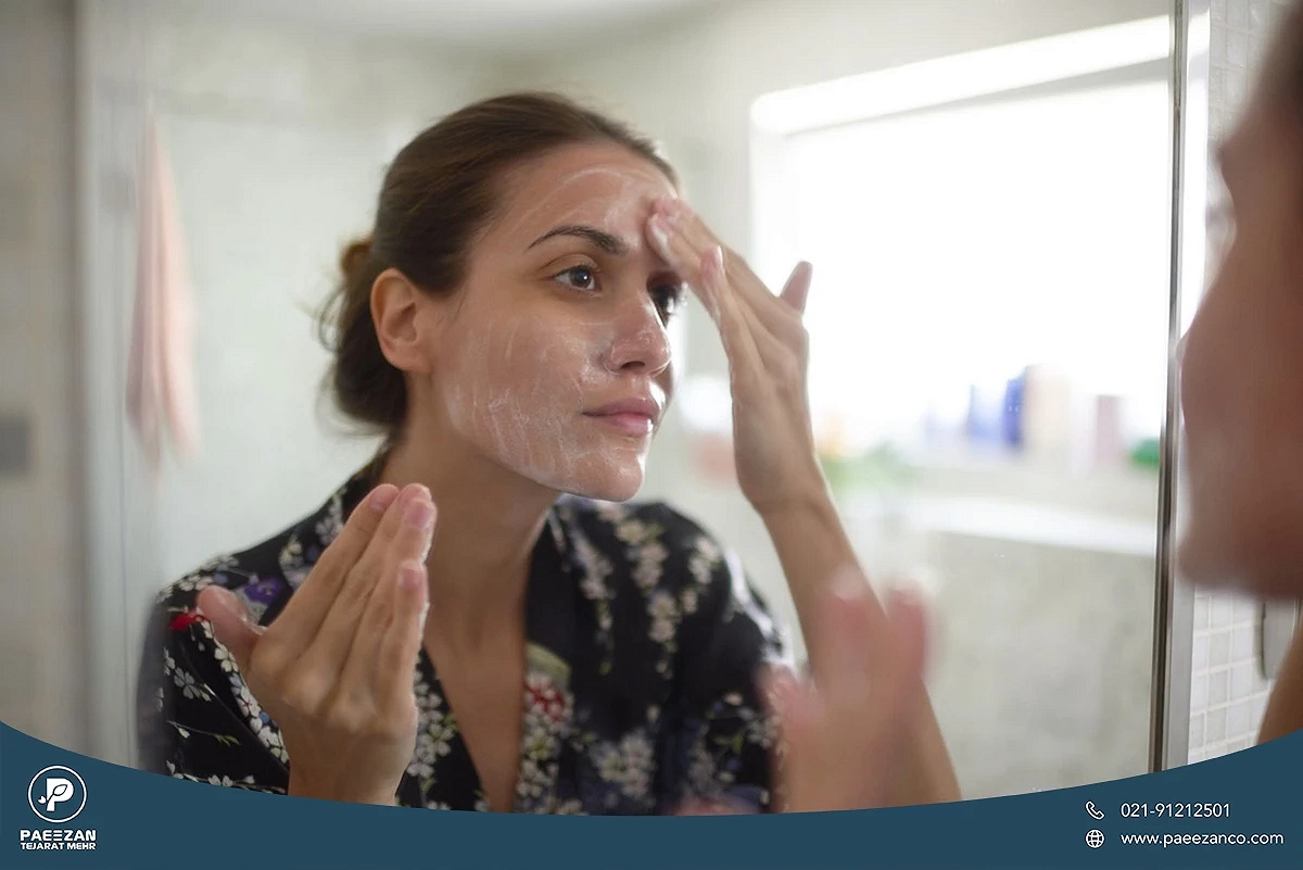 چه اشتباهاتی روند جوانسازی را کند می کند؟ 2 دختری که روی صورتش کرم می زند