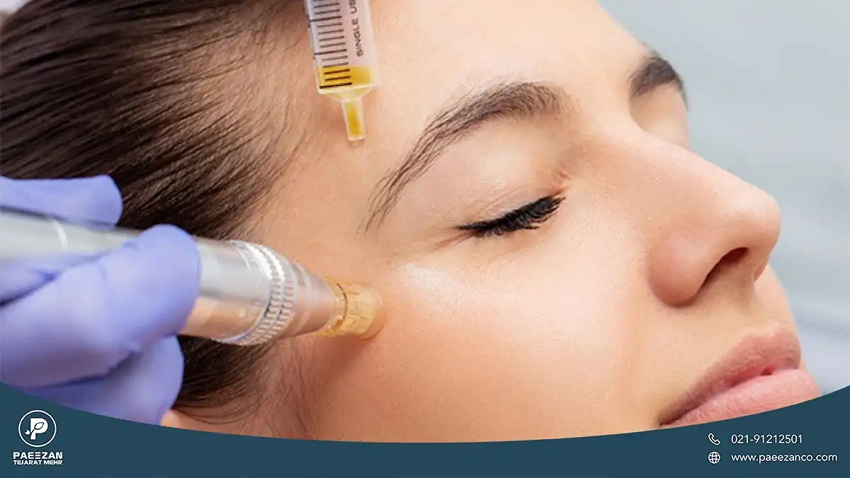 پزشک در حال انجام مزوتراپی روی پوست صورت دختر جوان