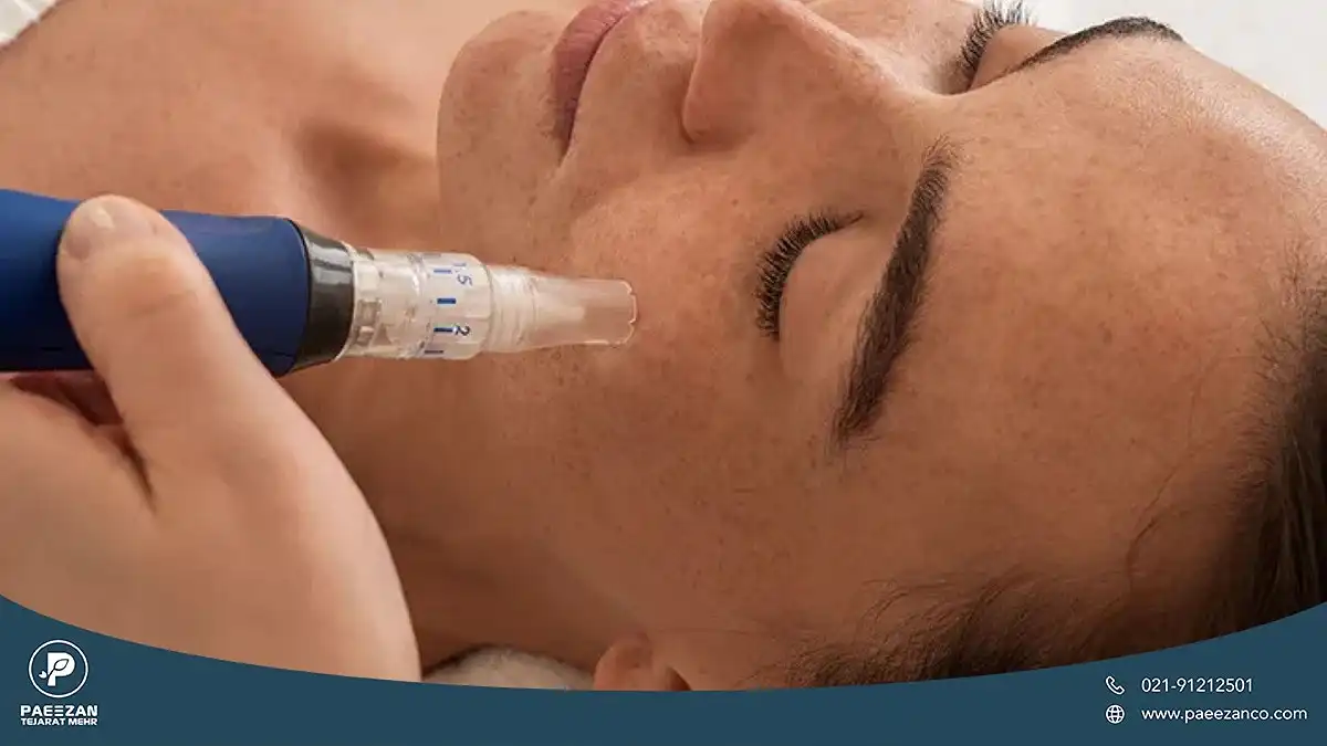 دختری که چشم خود را بسته و پزشک صورت او را میکرونیدلینگ می کند