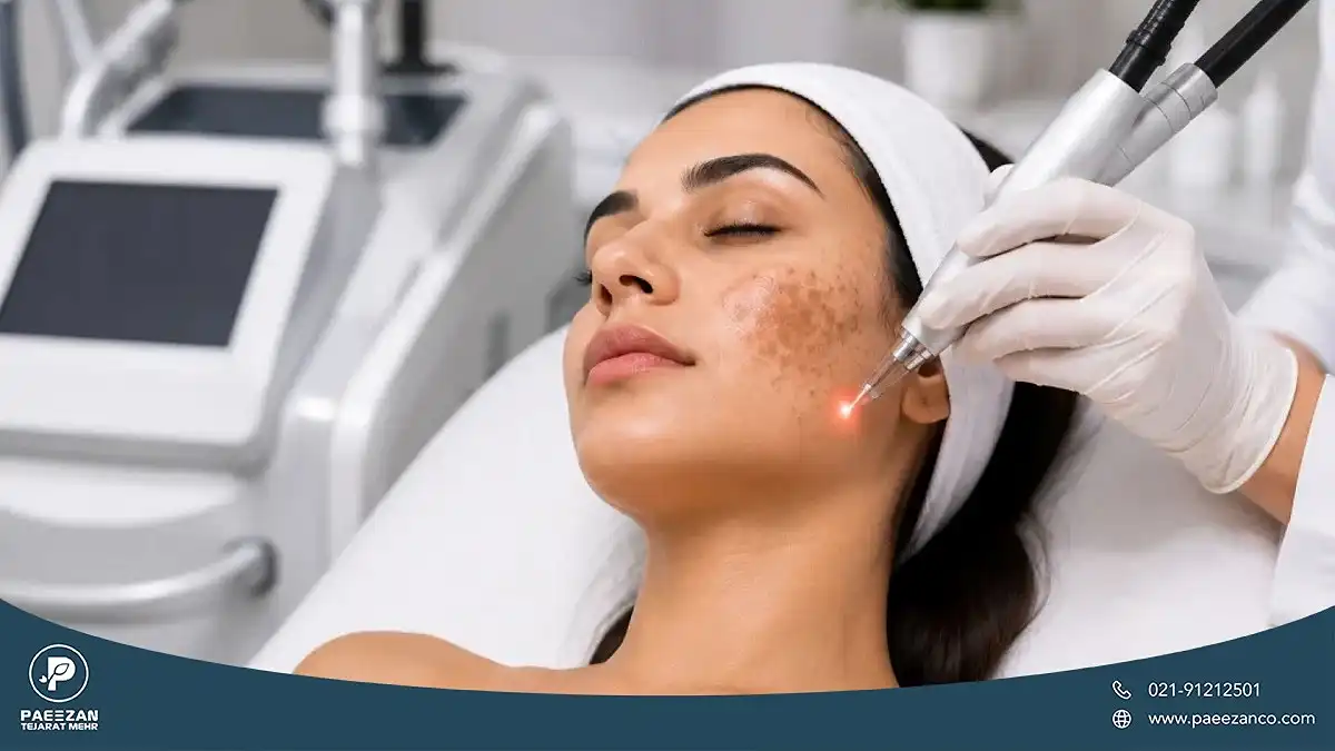 دختری که روی صورتش لک ایجاد شده و دکتر متخصص جوانسازی در حال رفع لک صورت او با لیزر است