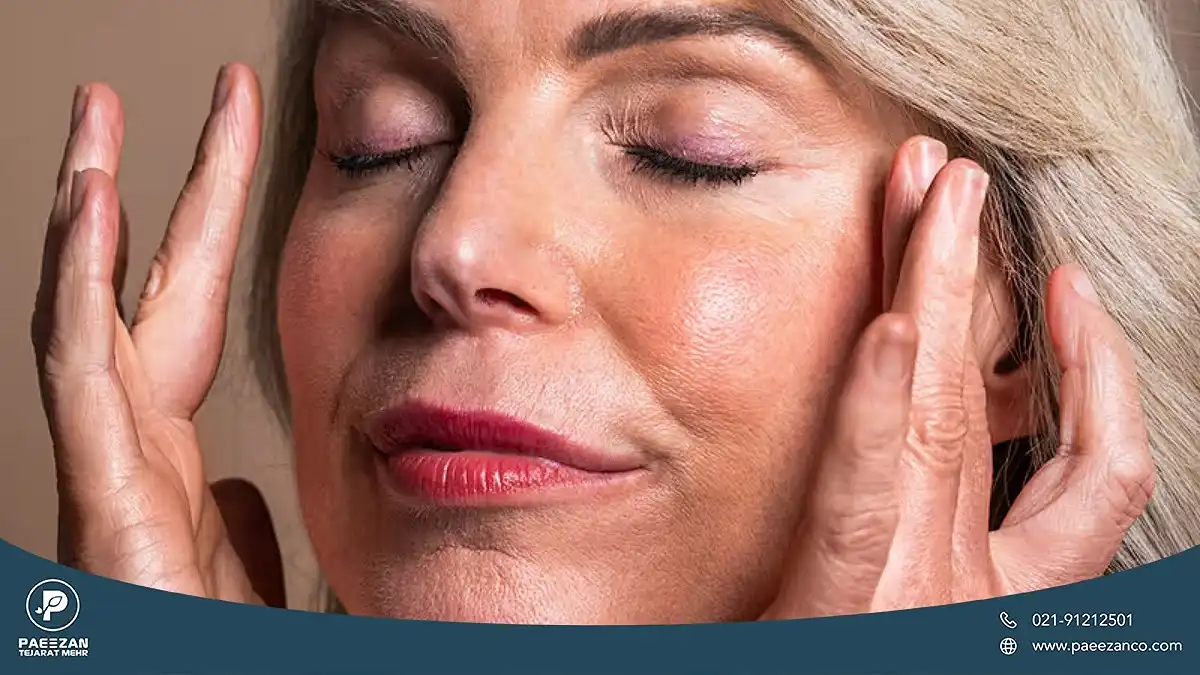 برای جوانسازی پوست صورت چه بخوریم؟ 1 زن میانسالی که گوشه های چشم خود را به عقب می کشد