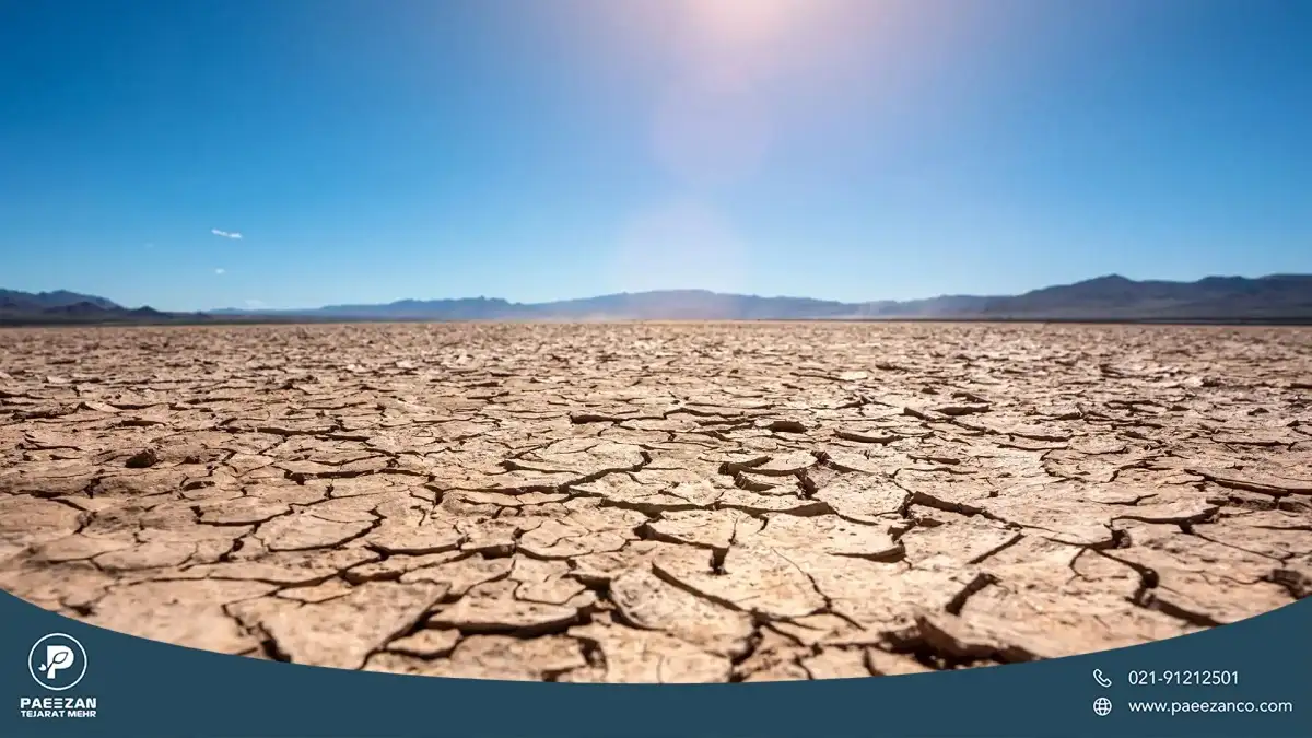 عکس بیابانی که کف آن خشک شده است