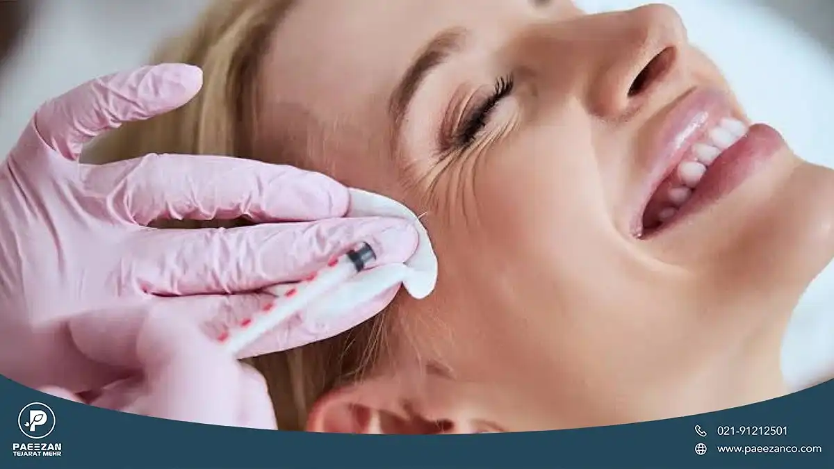 انواع روش های از بین بردن خطوط پنجه کلاغی 2 دختری که چشم های خود را بسته و لبخند زده است و پزشک به گوشه چشم های او که ناحیه شکل گیری خطوط پا کلاغی است فیلر تزریق می کند