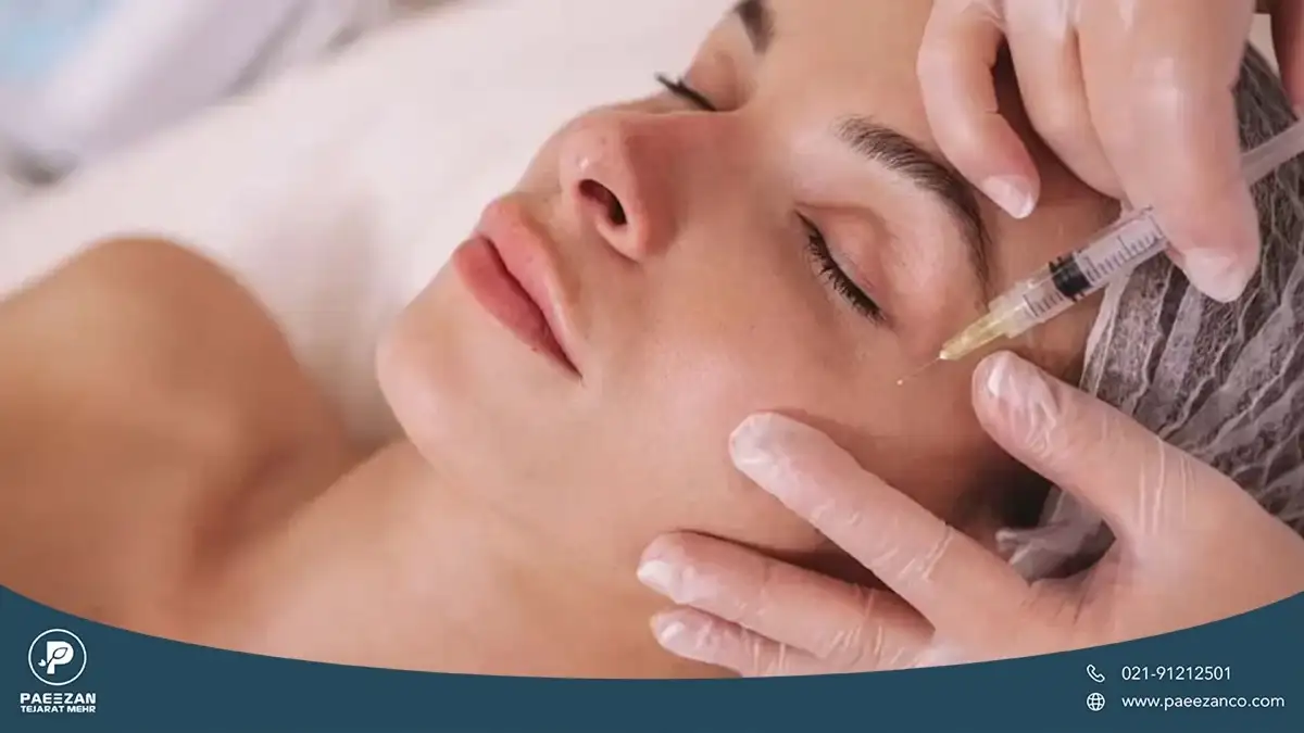 دختری که روی تخت کلینیک دراز کشیده است و پزشک به کنار چشم و گونه او مزوژل تزریق می کند