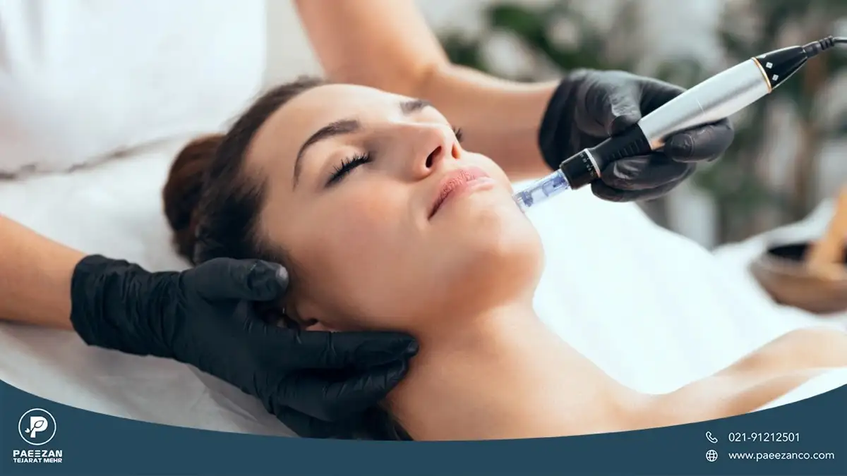 دختری که روی تخت کلینیک خوابیده و چشم های خود را بسته و پزشک صورت او را میکرونیدلینگ می کند