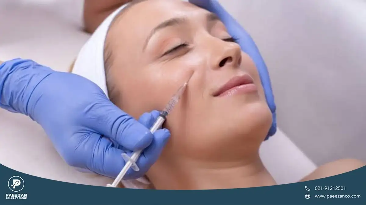 دختری که لبخند زده و پزشک به صورت او فیلر تزریق می کند