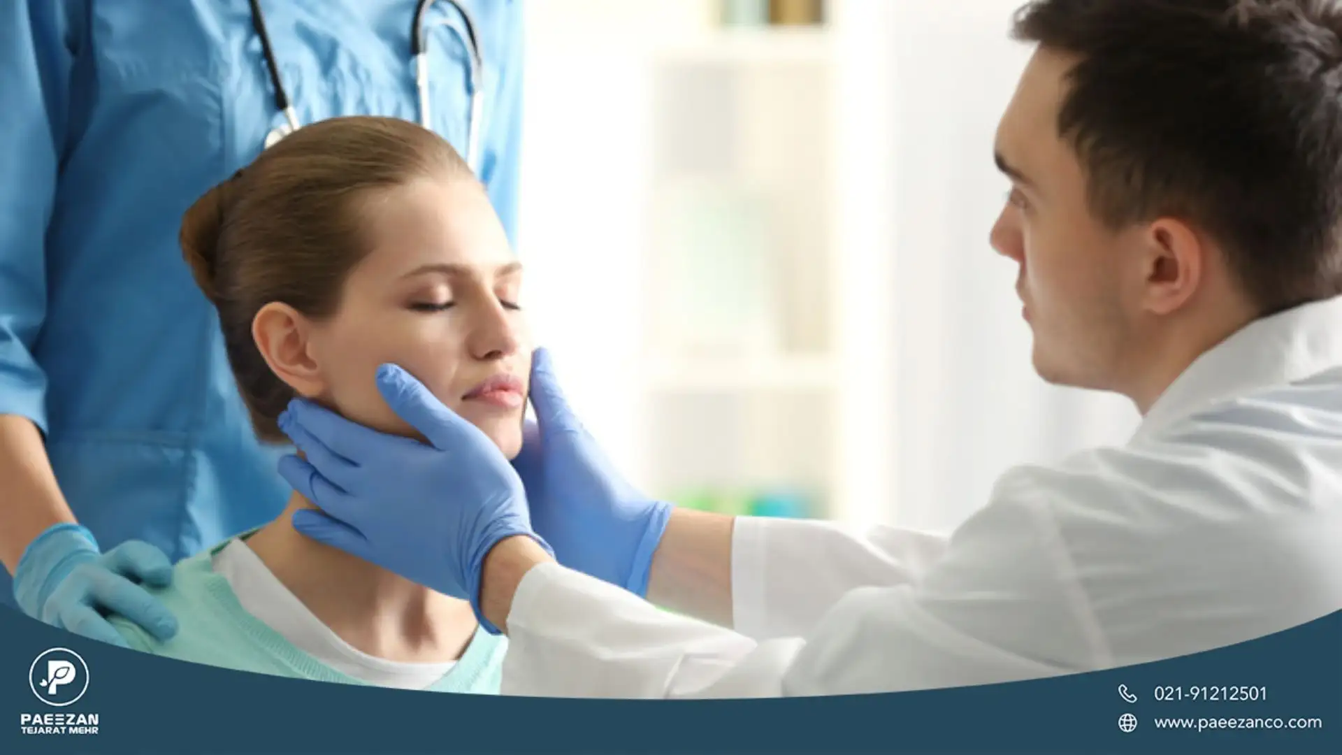 پزشکی که پوست صورت زن را معاینه می کند