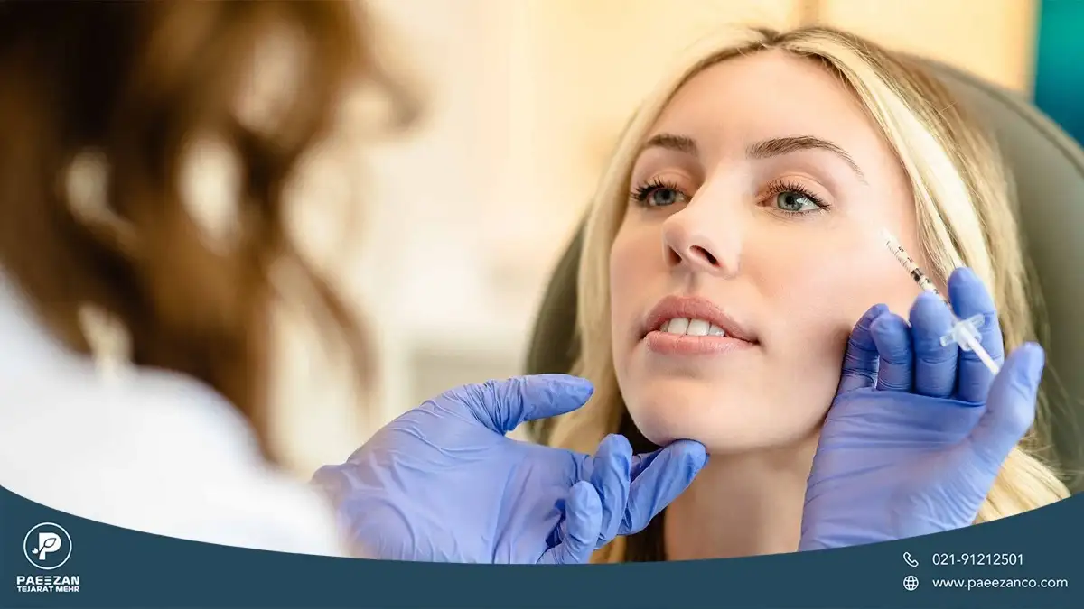 دختری که روی صندلی نشسته و پزشک یک سرنگ پروفایلو را کنار صورت او گذاشته است