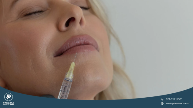 دختری که پزشک زیر لب او مزوژل تزریق می کند