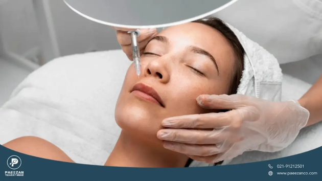 دختری که روی تخت دراز کشیده و چشمانش بسته است و پزشک به صورت او مزوژل تزریق می کند